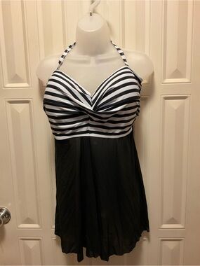 NWT/ TEMPT ME SWIMSUIT TOP